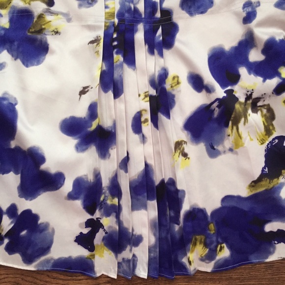 Ann Taylor blouse, sleeveless, pleated front - Picture 2 of 6